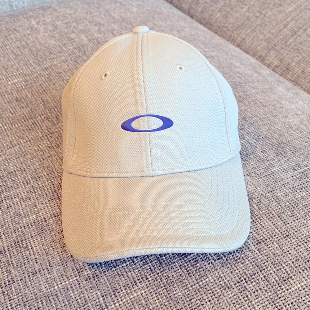 Authentic Oakley baseball cap, light grey, fitted